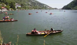 Video नैनीताल पर्यटकों से खचाखच भरा, आने वाले ये खबर जरूर पढ़ें