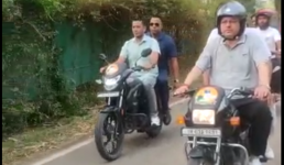 Video : चंपावत उपचुनाव में वोटिंग से एक दिन पहले बाइक पर प्रचार करते नजर आए सीएम धामी