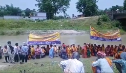 Video सीएम धामी को हराने का प्रायश्चित, खटीमा में सैकड़ों लोगों ने ली जल समाधि, धामी ने फोन पर बात की