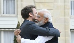 फ्रांस में पीएम मोदी की राष्ट्रपति मैक्रों से मुलाकात, तस्वीरों में देखिए दोस्ती की गर्मजोशी