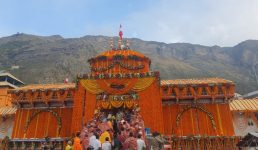 Video : विश्व प्रसिद्ध बद्रीनाथ धाम के कपाट खुले, देश-विदेश से आये हजारों श्रद्धालु रहे मौजूद