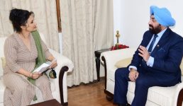 Uttarakhand राज्यपाल को बेला नेगी ने भेंट की अपनी पुस्तक ‘बर्ड ऑफ उत्तराखंड’, राज्य की जैव विविधता व पक्षी संसार के बारे में है अच्छी जानकारी