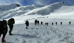 तस्वीरें : हाई एल्टीट्यूड पर्वत शिखरों को पार कर केदारनाथ पहुंचा दल, 40 युवक-युवतियों के दल ने किया ये कारनामा