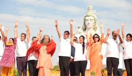 अंतरराष्ट्रीय योग दिवस : सीएम धामी ने हजारों लोगों के साथ योग किया, कहा भारत का संदेश ‘सर्वे भवंतू सुखिन:, सर्वे संतु निरामया’