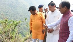 उत्तराखंड बस दुर्घटना : सीएम धामी और एमपी सीएम चौहान ने किया घटनास्थल का दौरा, बस दुर्घटना के मजिस्ट्रियल जाँच के आदेश