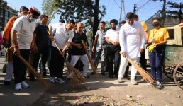 देहरादून में सीएम धामी ने झाड़ू लगाकर स्वच्छता का संदेश दिया, पढ़ें पूरी खबर