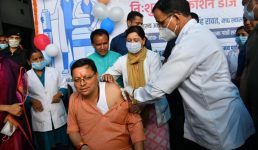 Uttarakhand : ﻿कोविड टीकाकरण अमृत महोत्सव का मुख्यमंत्री ने स्वयं टीका लगाकर किया शुभारम्भ, ﻿18 से 59 साल के लोग फ्री में ले सकेंगे बूस्टर डोज