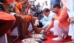 हरिद्वार में सीएम धामी ने चरण धोकर कांवड़ियों का स्वागत किया, कहा देवभूमि  आये शिवभक्तों में भगवान शिव का अंश दिखता है