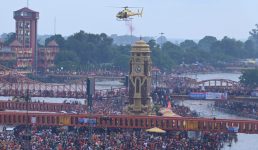 Video : हरिद्वार में कांवड़ यात्रियों पर हेलीकॉप्टर से पुष्पवर्षा, बम-बम भोले से गुंजायमान हो उठा इलाका