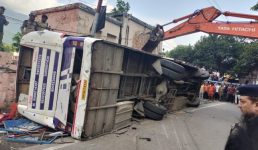 Uttarakhand : 65 यात्रियों से भरी उत्तर प्रदेश की बस ब्रेक फेल के बाद पलटी, 1 यात्री की मौत, 15 लोग घायल