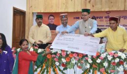 Uttarakhand : मुख्यमंत्री ने किया 108 बहुउद्देशीय प्राथमिक कृषि ऋण सहकारी समितियों के कम्प्यूटीकरण का लोकार्पण, घस्यारी कल्याण योजना के अन्तर्गत टोटल मिक्स राशन यूनिट का भी मुख्यमंत्री ने किया शिलान्यास