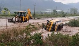 Uttarakhand : कई जिलों में तेज बारिश, चंपावत में बही स्कूल बस, सही हो रहा है मौसम पूर्वानुमान