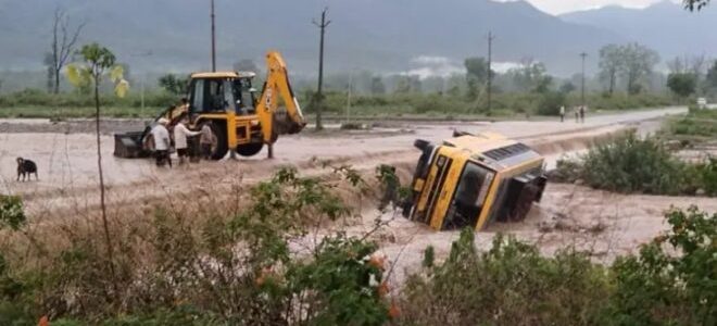 Uttarakhand : कई जिलों में तेज बारिश, चंपावत में बही स्कूल बस, सही हो रहा है मौसम पूर्वानुमान Uttarakhand : कई जिलों में तेज बारिश, चंपावत में बही स्कूल बस, सही हो रहा है मौसम पूर्वानुमान