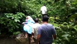 Uttarakhand : पैदल अस्पताल ले जाते वक्त जंगल में ही महिला ने बच्चे को जन्म दिया, ग्रामीणों ने की सड़क की मांग