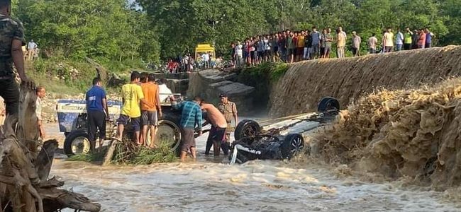Uttarakhand : रामनगर में नदी में बही पर्यटकों की कार, 9 लोगों की मौत, एक लड़की जिंदा बरामद
