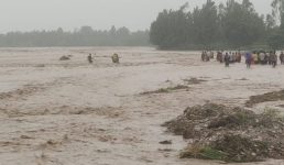 Uttarakhand : उफनती नदी में 4 साल के बच्चे के साथ फंसा पिता, पढ़िए फिर क्या हुआ