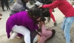 Video उत्तराखंड : हल्द्वानी में लड़कियों के 2 गुट आपस में भिड़े, डंडे, लात और घूंसे जमकर चले