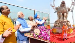 Video पीएम मोदी ने देश की नयी संसद की छत पर भव्य राष्ट्रीय प्रतीक का किया अनावरण, 6.5 मीटर ऊंचा और 9,500 किलो भार है राष्ट्रीय प्रतीक का