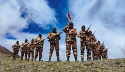 Uttarakhand : चीन सीमा पर आइटीबीपी की महिला जवानों ने फहराया तिरंगा, आजादी का अमृत महोत्सव के तहत की पेट्रोलिंग