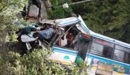 Uttarakhand : मसूरी-देहरादून मार्ग पर एक बस अनियंत्रित होकर पलटी, 36 लोग सवार थे