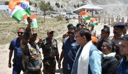 तस्वीरें : चीन सीमा पर सीएम धामी ने सेना, आईटीबीपी, बीआरओ के जवानों और ग्रामीणों के साथ हर घर तिरंगा कार्यक्रम में प्रतिभाग किया