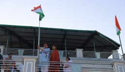 Uttarakhand : मुख्यमंत्री ने निजी आवास पर फहराया तिरंगा, पत्नी गीता धामी भी रहीं मौजूद