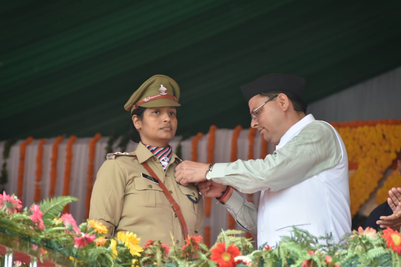 Uttarakhand : स्वतंत्रता दिवस पर मुख्यमंत्री धामी ने किया ध्वजारोहण, प्रदान किये सराहनीय सेवा पदक, क्या कहा इस मौके पर पढ़िए