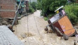 Uttarakhand : उत्तरकाशी के पुरोला और नौगांव में बारिश का कहर, एक एटीएम सहित 10 दुकानें बह गयी