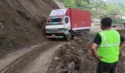 Uttarakhand : टनकपुर-पिथौरागढ़ सड़क यातायात के लिए खुली, वीडियो देखें अब भी स्थिति बनी हुई है संवेदनशील