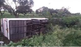 Uttarakhand : दिल्ली से आ रही बस पलटी, कई यात्री बुरी तरह घायल, ड्राइवर को आ गयी थी नींद की झपकी