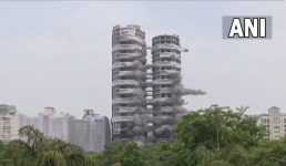 वीडियो देखें कैसे चंद सेकंड में विस्फोट से ध्वस्त हो गये नोएडा के ट्विन टावर, बिल्डर ने अवैध रूप से बनाए थे, ध्वस्त करने में हजारों किलो विस्फोटकों का इस्तेमाल हुआ