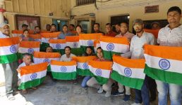 बागेश्वर : जिला पंचायत सदस्यों को दिया गया तिरंगा, जिले के हर घर में पहुंचाने का लक्ष्य
