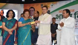 आयुष्मान भारत-प्रधानमंत्री जन आरोग्य योजना के 4 साल, मुख्यमंत्री ने विभिन्न चिकित्सालयों, चिकित्सकों एवं आरोग्य मित्र आदि को किया सम्मानित