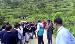 Video : उत्तराखंड में यहां फूट-फूट कर रोये स्कूल के बच्चे, कारण जानकर आप भी होंगे भावुक, वीडियो हुआ वायरल, देखिए