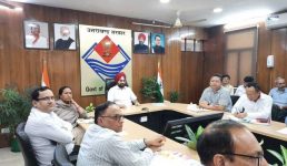 मुख्य सचिव ने सीएम हेल्पलाइन के अंतर्गत शिकायतों के निस्तारण के सम्बन्ध में अधिकारियों के साथ बैठक की, दिये साप्ताहिक समीक्षा के आदेश