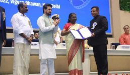 68वें राष्ट्रीय फिल्म पुरस्कार में उत्तराखण्ड को मिला Most Film Friendly State (Special Mention)  पुरस्कार, मुख्य कार्यकारी अधिकारी उत्तराखण्ड फिल्म विकास परिषद बंशीधर तिवारी ने प्राप्त किया