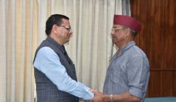 मुख्यमंत्री धामी ने अभिनेता नाना पाटेकर को पहाड़ी टोपी पहनाई, उत्तराखंड में घर बनाना चाहते हैं नाना, पढ़ें पूरी खबर