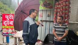 सवेरे-सवेरे अकेले ढाबे पर दिखे मुख्यमंत्री धामी, देखिए वीडियो