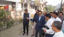 वीडियो : हल्द्वानी में आयुक्त दीपक रावत ने सिंचाई विभाग के इंजीनियरों को खूब लताड़ा, गोरखपुर नहर कवरिंग में दिखी गंभीर लापरवाही