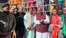 बद्रीनाथ-केदारनाथ धाम के दर्शन किए उद्योगपति मुकेश अंबानी ने, मंदिर को 5 करोड़ रुपए का दान भी दिया