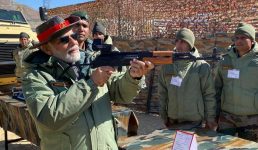 तस्वीरें : पीएम मोदी ने कारगिल में जवानों संग मनाई दीपावली, कहा कोई हमारी ओर नजरें उठाएगा तो सेनाएं मुंहतोड़ जवाब देना जानती हैं