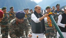 रक्षा मंत्री राजनाथ सिंह ने चमोली के औली में की शस्त्र पूजा, जवानों के साथ मनाया दशहरा