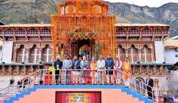 तस्वीरों में देखें पीएम मोदी की बद्रीनाथ में पूजा, रिवर फ्रंट विकास कार्यों की भी समीक्षा की