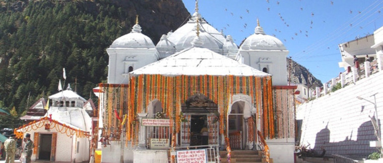 गंगोत्री मंदिर के कपाट शीतकाल के लिए हुए बंद,  गंगा जी की उत्सव मूर्ति को डोली में बिठाकर परम्परानुसार मुखबा गांव के लिए प्रस्थान करवाया गया