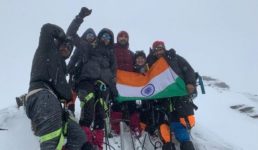 दो महिलाओं सहित IIT रुड़की के 18 छात्रों ने फ्रेंडशिप पीक को फतह किया, पीर पंजाल रेंज में मनाली के करीब है ये पीक
