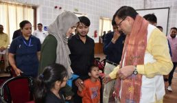 आम जनता से भेंट कर मुख्यमंत्री ने सुनी जन समस्यायें, कहा अधिकारी संवेदनशीलता के साथ करें जनता की समस्याओं का निराकरण