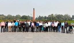 राष्ट्रीय खेल पुरस्कार समारोह से एक दिन पहले कई पुरस्कार विजेता एथलीट और कोच दिल्ली के राष्ट्रीय युद्ध स्मारक भ्रमण करने पहुंचे, शहीद भारतीय सैनिकों को श्रद्धांजलि दी