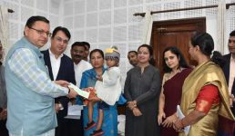 मुख्यमंत्री धामी ने कांस्टेबल स्वर्गीय प्रदीप कुमार की पत्नी को 50 लाख रुपए का चेक सौंपा, दुर्घटना में हो गई थी मौत