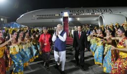 G-20 Summit : तस्वीरें-इंडोनेशिया पहुंचने पर पीएम मोदी का हुआ भव्य स्वागत, भारतीय समुदाय ने भी अभिवादन किया