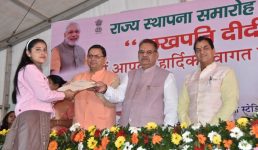 राज्य स्थापना समारोह : सीएम ने लखपति दीदियों को सम्मानित किया, पीएम आवास योजना लाभार्थियों को चेक प्रदान किए